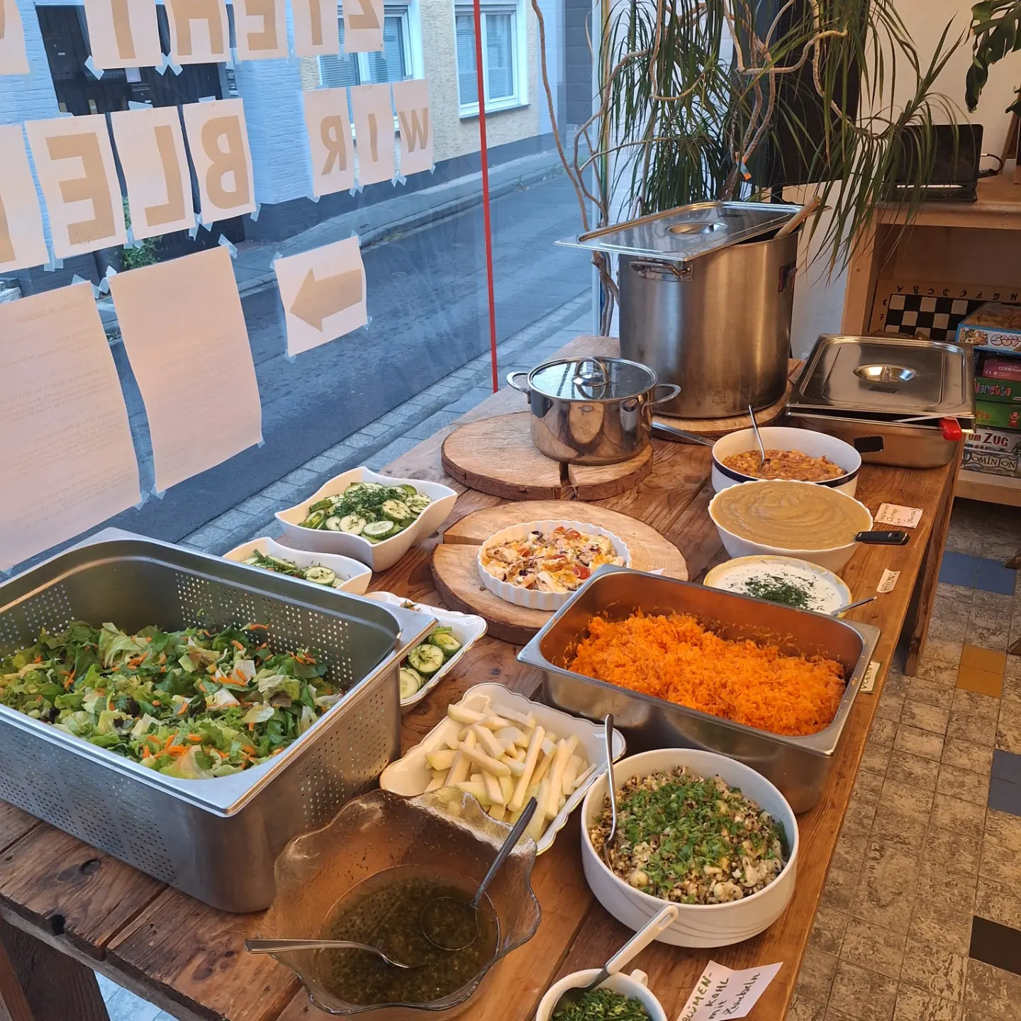 Gemeinsames Essen im Wohnzimmer
